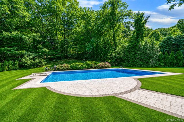 4 Durham Drive, Dix Hills, NY 11746