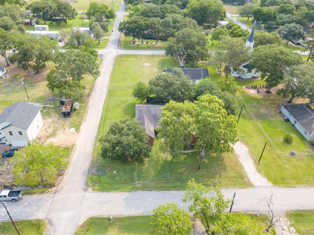 330 N 4th Street, Beasley, TX 77417
