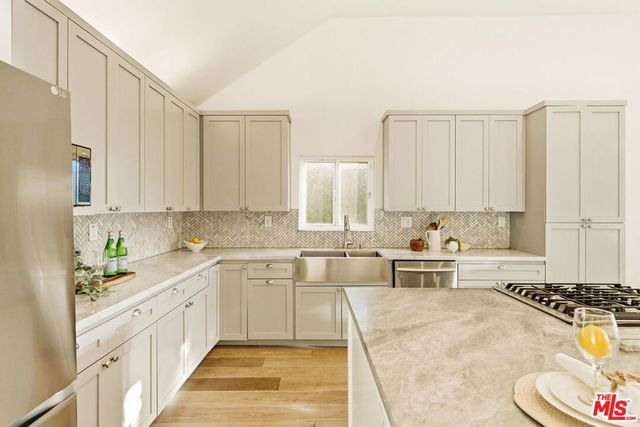 1026 S Windsor Boulevard, Los Angeles, CA 90019