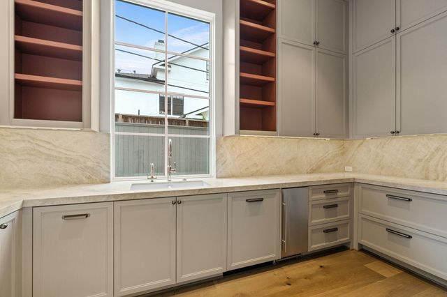 827 Rocky River Road, Houston, TX 77056