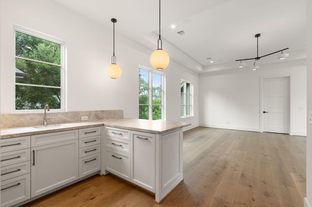 827 Rocky River Road, Houston, TX 77056