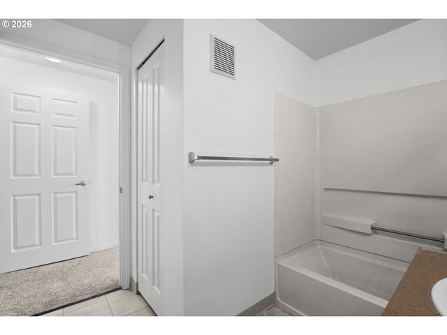 17516 Nw SPRINGVILLE Rd B7, Portland, OR 97229