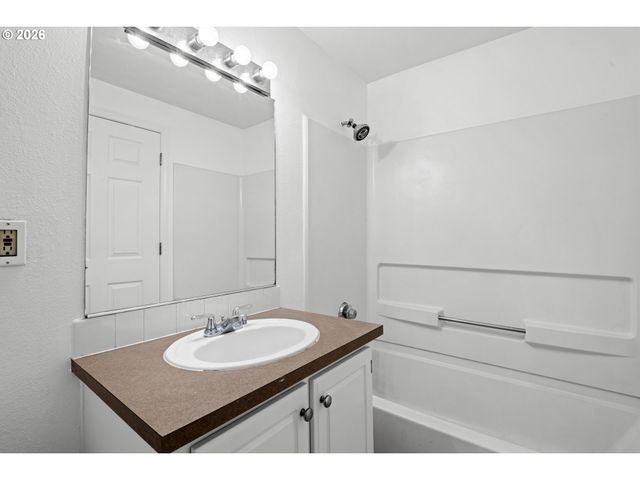 17516 Nw SPRINGVILLE Rd B7, Portland, OR 97229