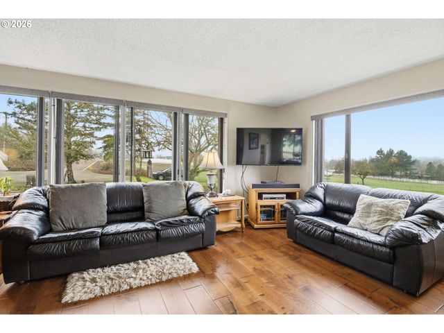 270 GLENWOOD Ct, Roseburg, OR 97471