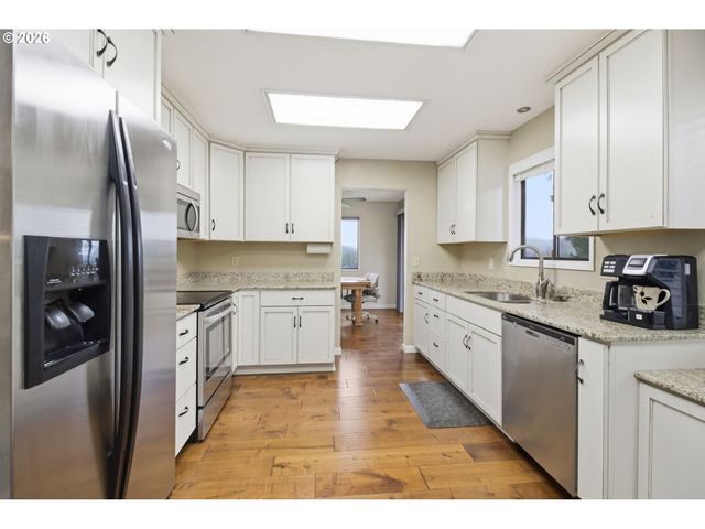 270 GLENWOOD Ct, Roseburg, OR 97471