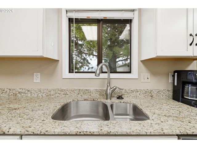 270 GLENWOOD Ct, Roseburg, OR 97471