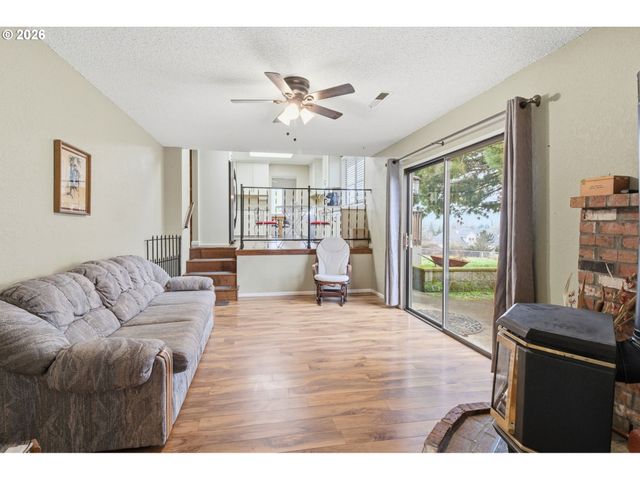 270 GLENWOOD Ct, Roseburg, OR 97471