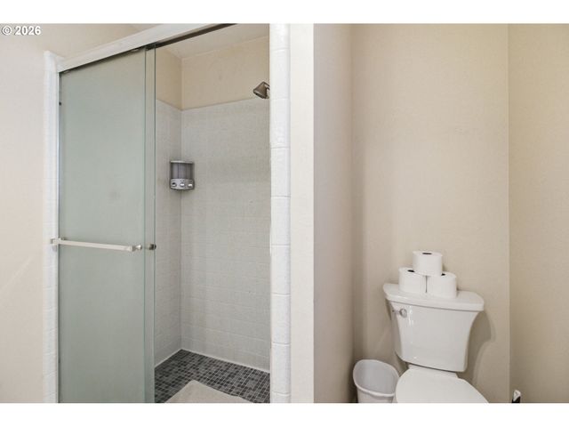 270 GLENWOOD Ct, Roseburg, OR 97471