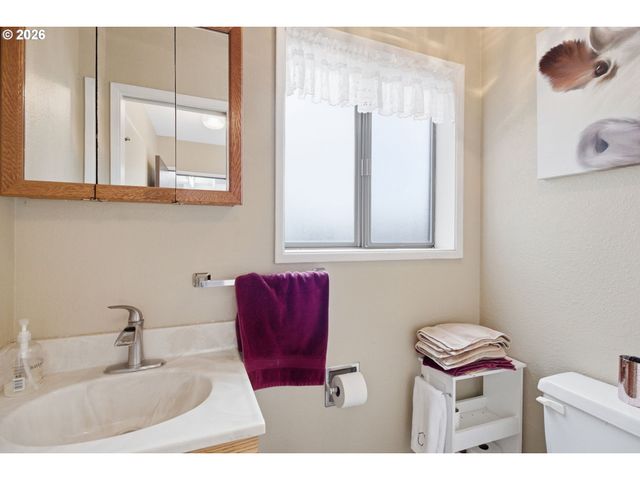 270 GLENWOOD Ct, Roseburg, OR 97471