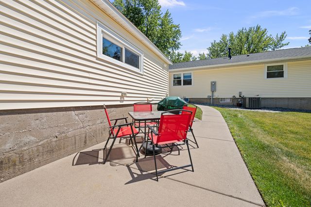 3524 W Columbia Avenue, Davenport, IA 52804