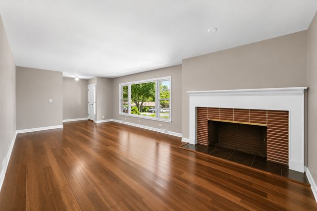 824 Skyline Drive, Barrington, IL 60010
