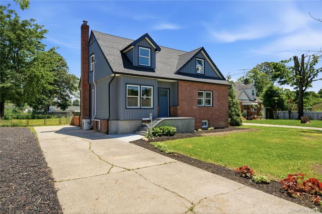 1707 N Gardiner Drive, Bay Shore, NY 11706
