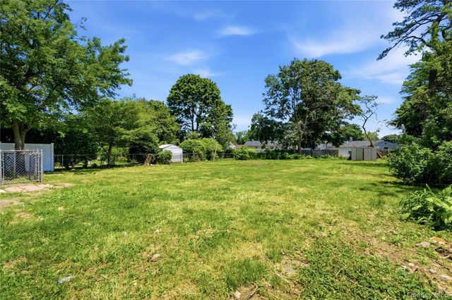 1707 N Gardiner Drive, Bay Shore, NY 11706