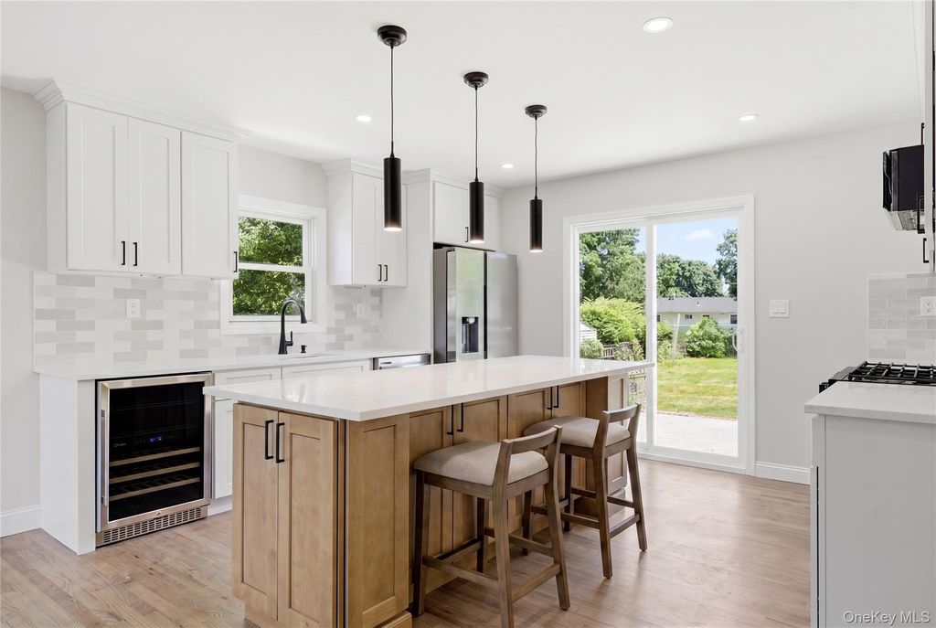 1707 N Gardiner Drive, Bay Shore, NY 11706