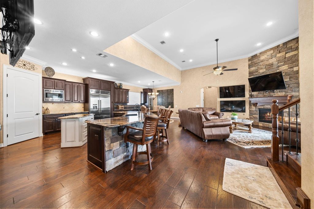 Image 11 of property listing at 5127 Wheaton Park Drive, Sugar Land, TX 77479