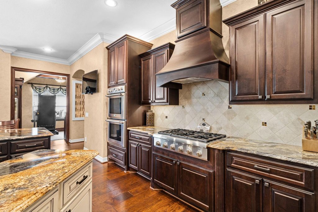 Image 12 of property listing at 5127 Wheaton Park Drive, Sugar Land, TX 77479