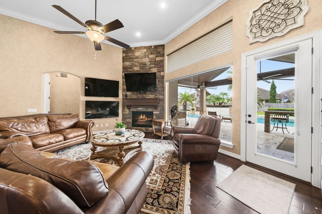 Image 15 of property listing at 5127 Wheaton Park Drive, Sugar Land, TX 77479