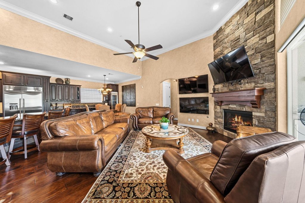 Image 16 of property listing at 5127 Wheaton Park Drive, Sugar Land, TX 77479