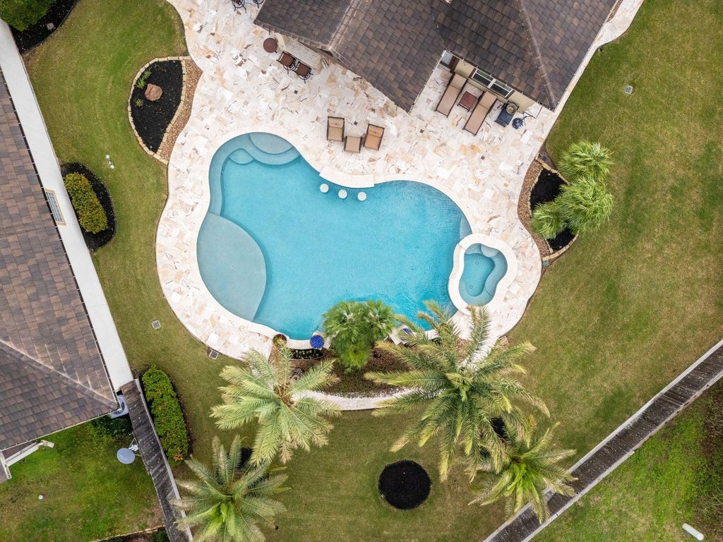 Image 5 of property listing at 5127 Wheaton Park Drive, Sugar Land, TX 77479