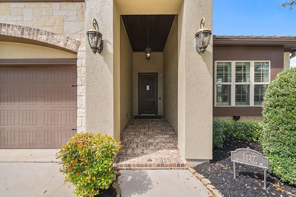 Image 7 of property listing at 5127 Wheaton Park Drive, Sugar Land, TX 77479