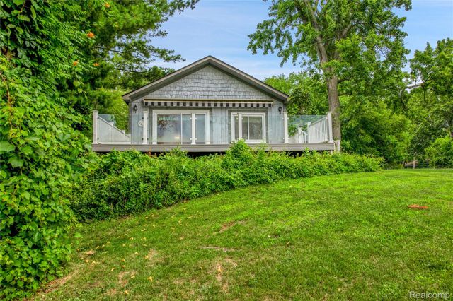 3870 Benstein Road, Commerce Charter Township, MI 48382