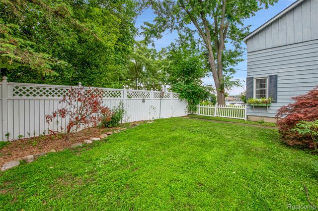 3870 Benstein Road, Commerce Charter Township, MI 48382