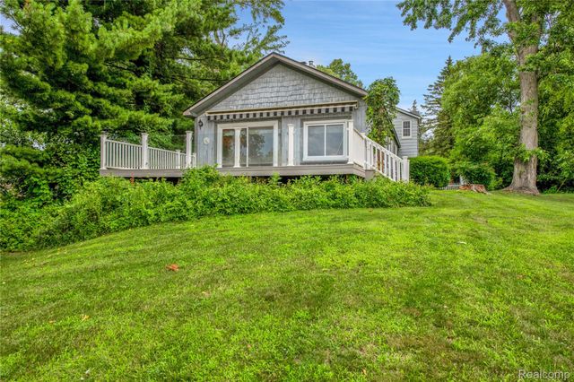 3870 Benstein Road, Commerce Charter Township, MI 48382