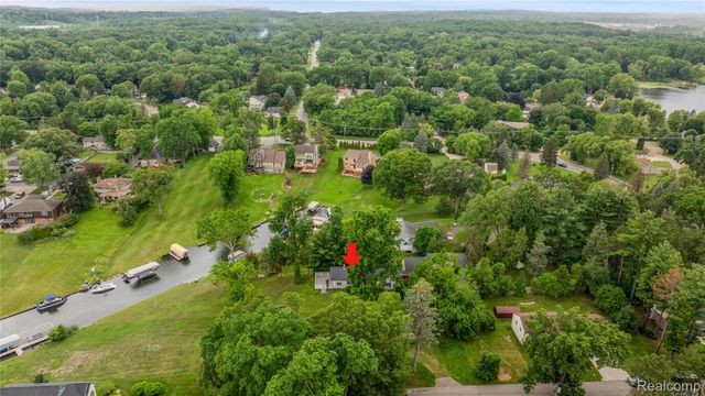 3870 Benstein Road, Commerce Charter Township, MI 48382