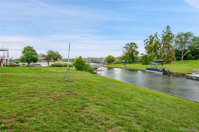 3870 Benstein Road, Commerce Charter Township, MI 48382