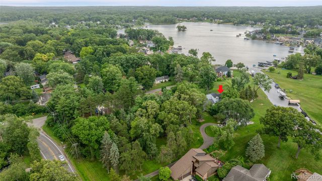 3870 Benstein Road, Commerce Charter Township, MI 48382