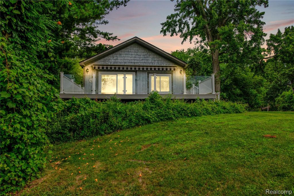 3870 Benstein Road, Commerce Charter Township, MI 48382