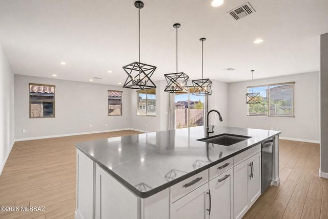 11839 N Silver Village Place, Tucson, AZ 85737