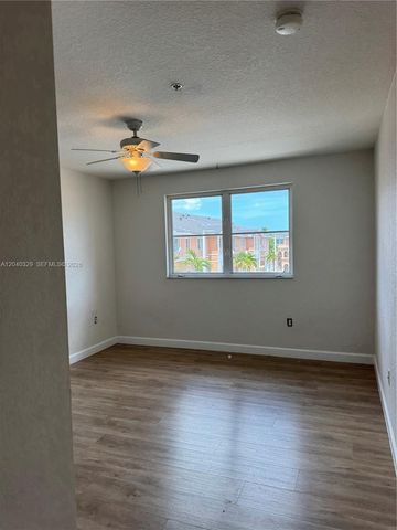 17640 NW 73rd Ave 204-19, Hialeah, FL 33015