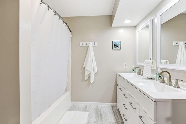 576 Burr Oak Lane, Hudson, WI 54016