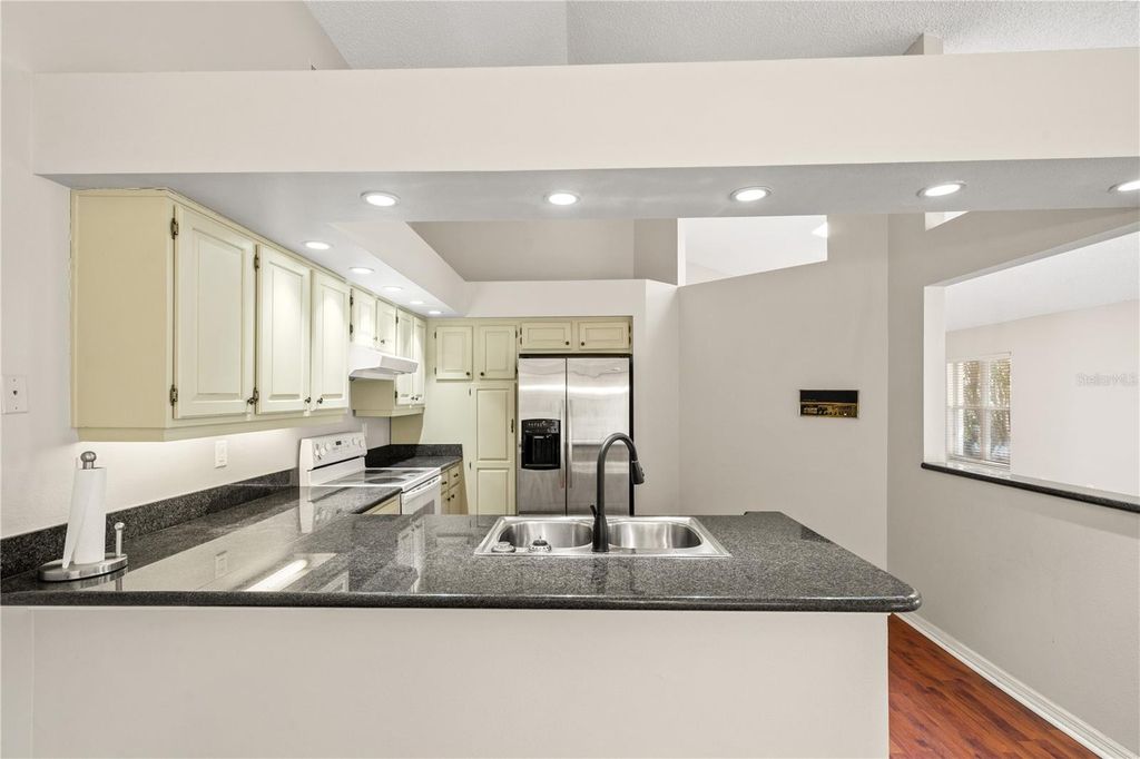 Image 15 of property listing at 6005 FAIRWAY PALMS COURT, Tampa, FL 33647
