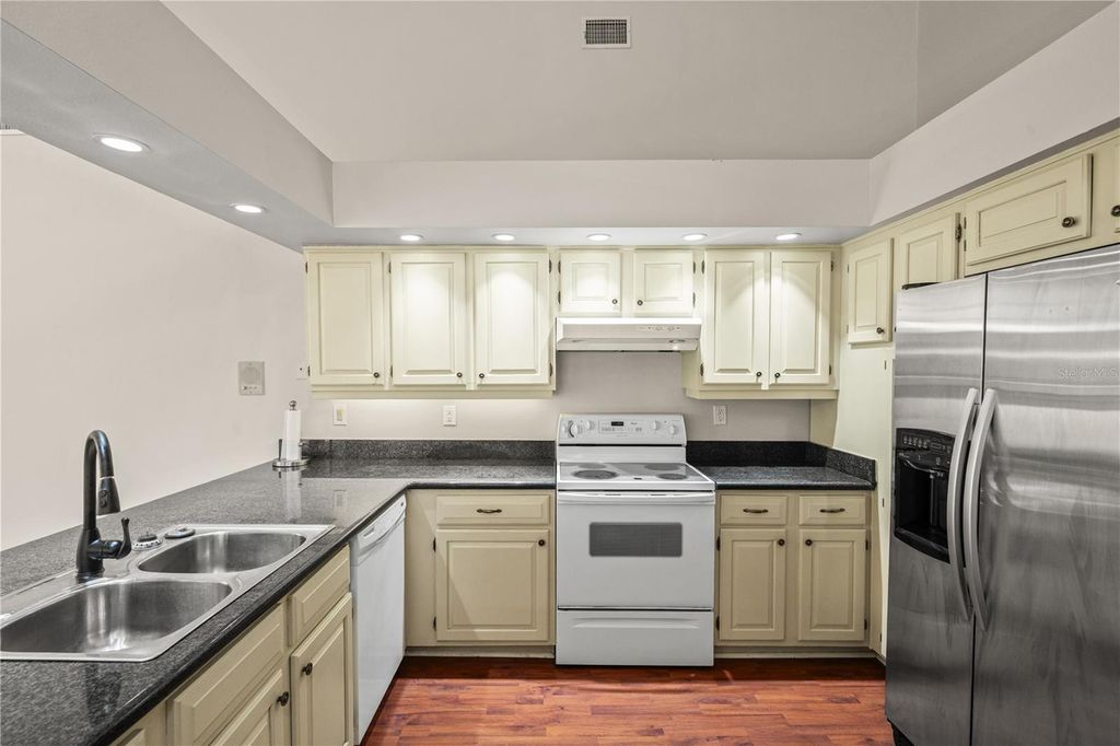 Image 16 of property listing at 6005 FAIRWAY PALMS COURT, Tampa, FL 33647