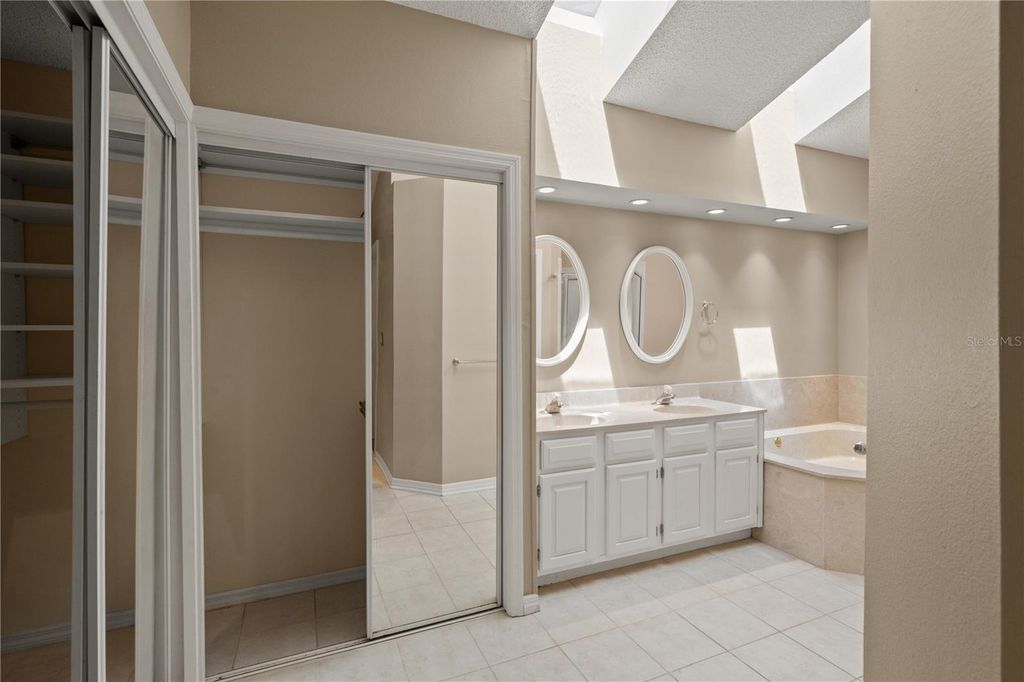 Image 28 of property listing at 6005 FAIRWAY PALMS COURT, Tampa, FL 33647