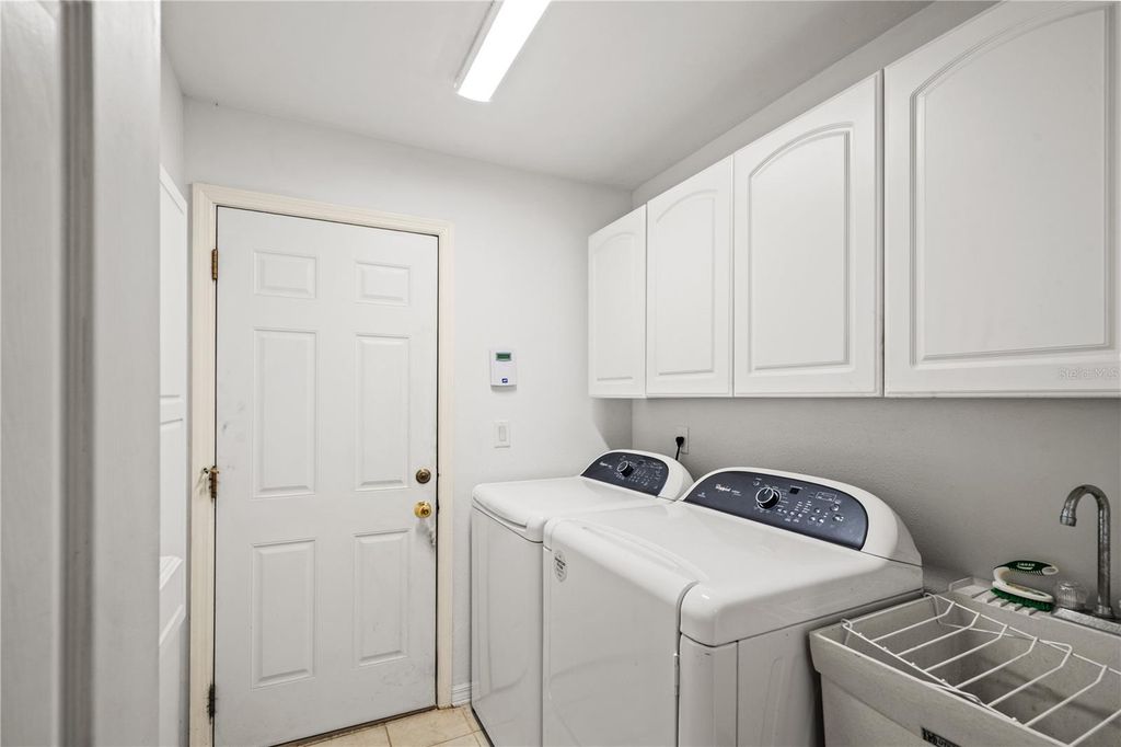 Image 39 of property listing at 6005 FAIRWAY PALMS COURT, Tampa, FL 33647