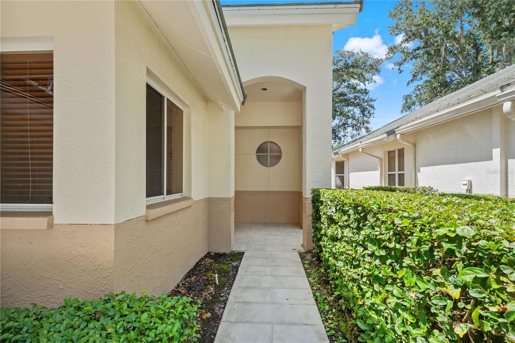 Image 5 of property listing at 6005 FAIRWAY PALMS COURT, Tampa, FL 33647