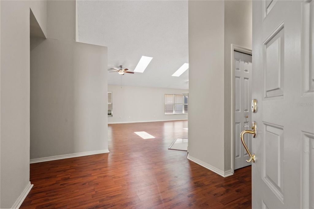 Image 6 of property listing at 6005 FAIRWAY PALMS COURT, Tampa, FL 33647