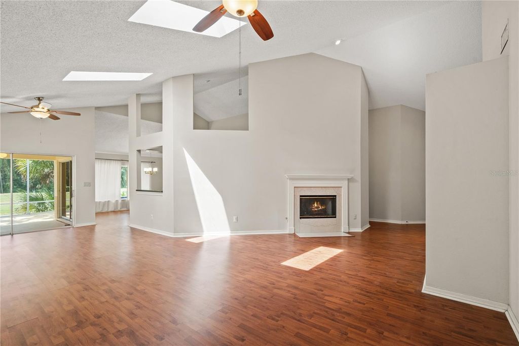 Image 8 of property listing at 6005 FAIRWAY PALMS COURT, Tampa, FL 33647