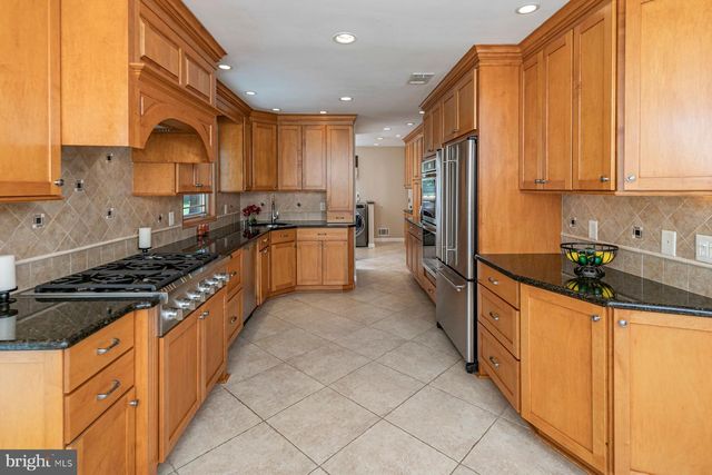 91 HIDDEN LAKE DR, North Brunswick, NJ 08902