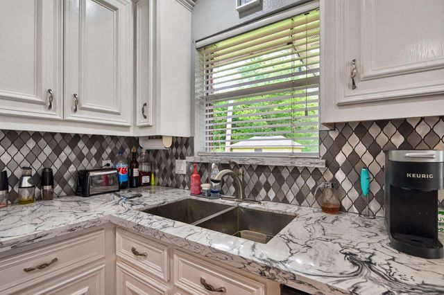 1017 Pin Oak Drive, Dickinson, TX 77539