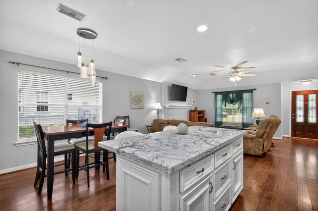 1017 Pin Oak Drive, Dickinson, TX 77539