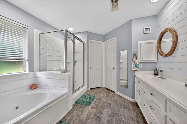 1017 Pin Oak Drive, Dickinson, TX 77539