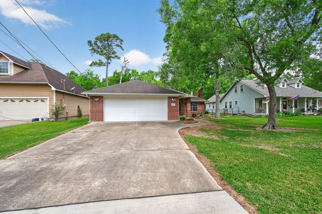 1017 Pin Oak Drive, Dickinson, TX 77539