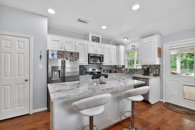 1017 Pin Oak Drive, Dickinson, TX 77539