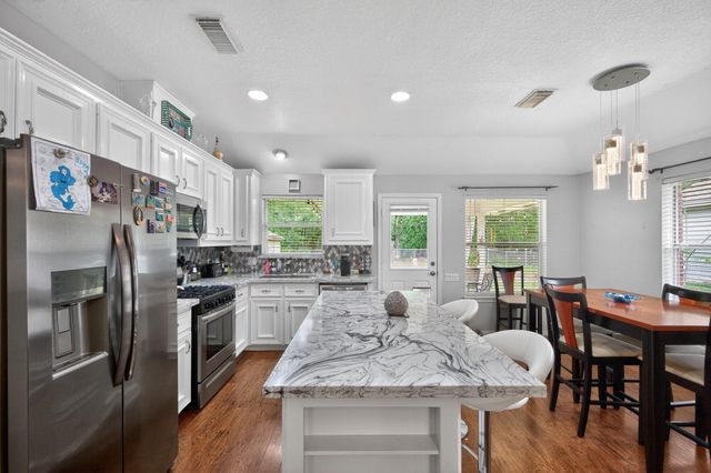 1017 Pin Oak Drive, Dickinson, TX 77539