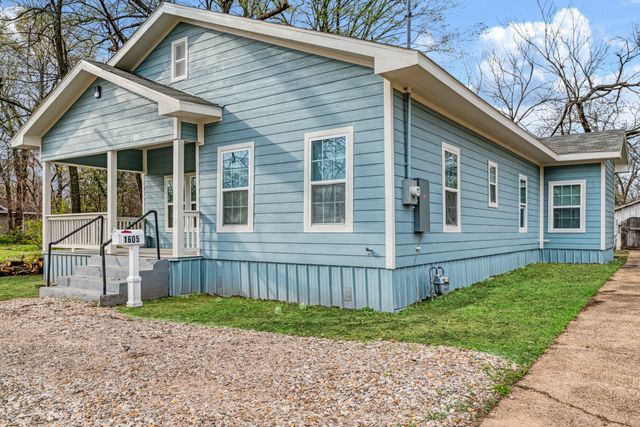 1605 Pine Bluff Street, Paris, TX 75460