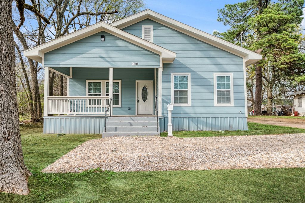 1605 Pine Bluff Street, Paris, TX 75460